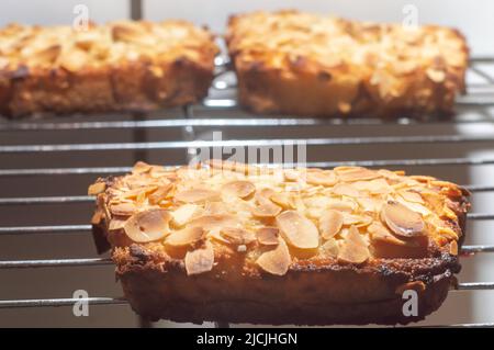 Bostock avec ajout de crème d'amande (frangipane) fait de tranches de brioche cuites au four, vue rapprochée. Pain grillé français traditionnel. Banque D'Images