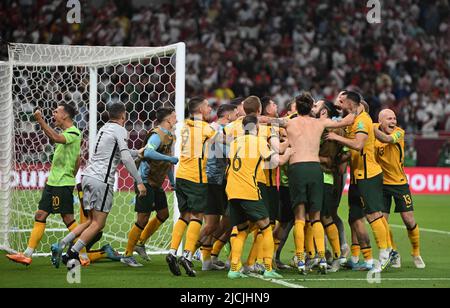 Doha, Qatar. 13th juin 2022. Les joueurs australiens célèbrent après avoir remporté le match intercontinental de la coupe du monde de la FIFA 2022 entre l'Australie et le Pérou au stade Ahmed bin Ali, à Doha, au Qatar, au 13 juin 2022. Credit: Nikku/Xinhua/Alay Live News Banque D'Images