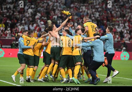 Doha, Qatar. 13th juin 2022. Les joueurs australiens célèbrent après avoir remporté le match intercontinental de la coupe du monde de la FIFA 2022 entre l'Australie et le Pérou au stade Ahmed bin Ali, à Doha, au Qatar, au 13 juin 2022. Credit: Nikku/Xinhua/Alay Live News Banque D'Images