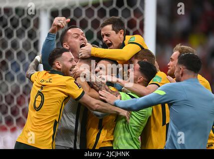 Doha, Qatar. 13th juin 2022. Les joueurs australiens célèbrent après avoir remporté le match intercontinental de la coupe du monde de la FIFA 2022 entre l'Australie et le Pérou au stade Ahmed bin Ali, à Doha, au Qatar, au 13 juin 2022. Credit: Nikku/Xinhua/Alay Live News Banque D'Images