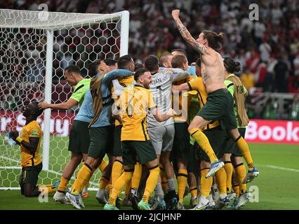 Doha, Qatar. 13th juin 2022. Les joueurs australiens célèbrent après avoir remporté le match intercontinental de la coupe du monde de la FIFA 2022 entre l'Australie et le Pérou au stade Ahmed bin Ali, à Doha, au Qatar, au 13 juin 2022. Credit: Nikku/Xinhua/Alay Live News Banque D'Images