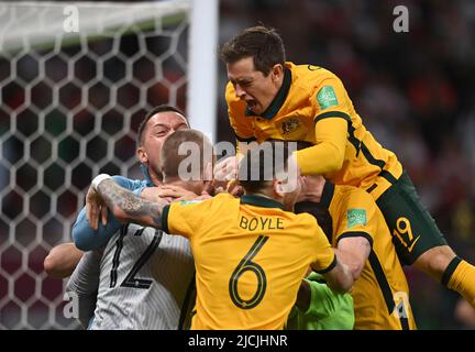 Doha, Qatar. 13th juin 2022. Les joueurs australiens célèbrent après avoir remporté le match intercontinental de la coupe du monde de la FIFA 2022 entre l'Australie et le Pérou au stade Ahmed bin Ali, Doha, Qatar, 13 juin 2022. Credit: Nikku/Xinhua/Alay Live News Banque D'Images