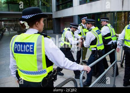 Londres, Royaume-Uni. 13th juin 2022. Un manifestant est détenu par des policiers pendant la manifestation. Des centaines de manifestants protestent contre les plans d'expulsion du Rwanda. (Photo de Thabo Jaiyesimi/SOPA Images/Sipa USA) crédit: SIPA USA/Alay Live News Banque D'Images