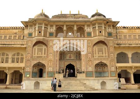 Façade de Ganesh Pol entrée dans le style architectural Rajput, avec une partie supérieure avec des fenêtres où les femmes de la famille royale ont utilisé pour regarder des événements à l'Amer fort à Amer, Rajasthan, Inde. Banque D'Images