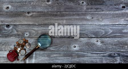 Petit sac en cuir rouge de pièces de monnaie vintage des États-Unis sur table rustique en bois Banque D'Images