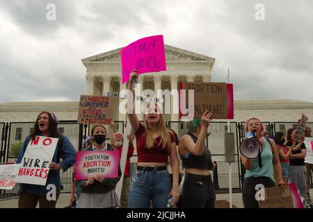 Washington - 5 mai 2022 : des manifestants pro-choix scandent et tiennent des panneaux soutenant Roe c. Wade devant la Cour suprême des États-Unis. Banque D'Images