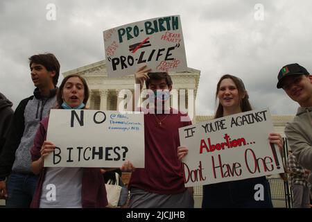 Washington - 5 mai 2022 : des manifestants pro-choix scandent et tiennent des panneaux soutenant Roe c. Wade devant la Cour suprême des États-Unis. Banque D'Images