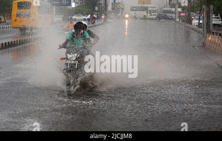 Bhopal, Inde. 13th juin 2022. Les gens se trouvent sous la pluie à Bhopal, dans l'État du Madhya Pradesh, en Inde, au 13 juin 2022. Credit: STR/Xinhua/Alay Live News Banque D'Images