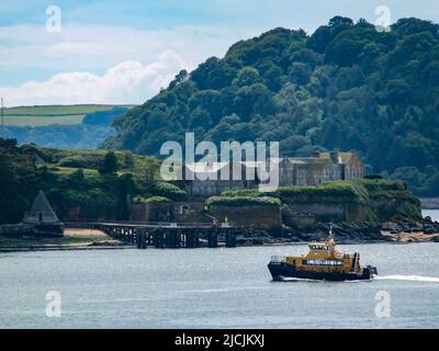 Le navire à passagers SD Padstow, de SERCO Marine serves, passe la batterie abandonnée de Drake's Island Battery à Plymouth Sound, à Plymouth, Devon, en Angleterre, au Royaume-Uni. Banque D'Images