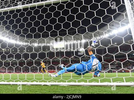 Doha, Qatar. 13th juin 2022. Le gardien de but du Pérou Pedro Gallese (R) sauve la pénalité de Martin Boyle d'Australie lors du match intercontinental de la coupe du monde de la FIFA 2022 entre l'Australie et le Pérou au stade Ahmed bin Ali, Doha, Qatar, 13 juin 2022. Credit: Nikku/Xinhua/Alay Live News Banque D'Images