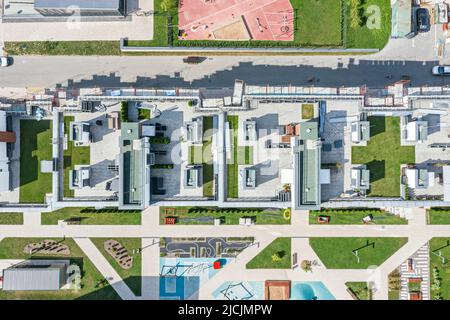 immeuble d'appartements avec sol en herbe vert naturel sur le toit. maison pour vivre. vue aérienne sur le dessus. Banque D'Images
