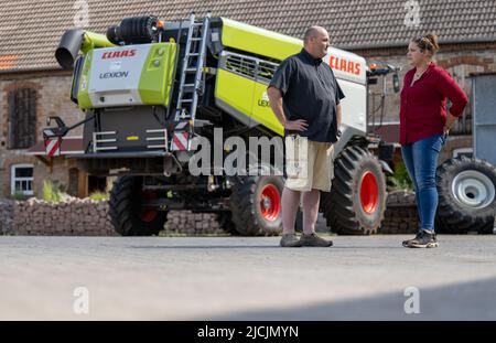 PRODUCTION - 08 juin 2022, Saxe-Anhalt, Könern: Sur leur ferme à Könern, Matthias Saudhof, maître fermier, et fille Marie Saudhof parler. L'agronome a repris la ferme de son père et continue de diriger l'entreprise agricole. Les Saudorhofs pratiquent l'agriculture biologique depuis 2001. (À dpa "émotive et bureaucratique: La succession agricole dans l'agriculture") photo: Hendrik Schmidt/dpa Banque D'Images