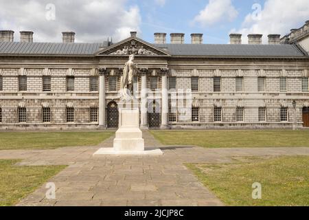 Statue de George II devant Admiral’s House, Old Royal Naval College, Greenwich, Londres, Royaume-Uni Banque D'Images