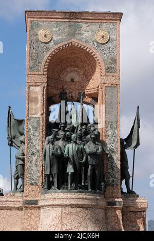 Le Monument de la République à la place Taksim à Istanbul Turquie Banque D'Images
