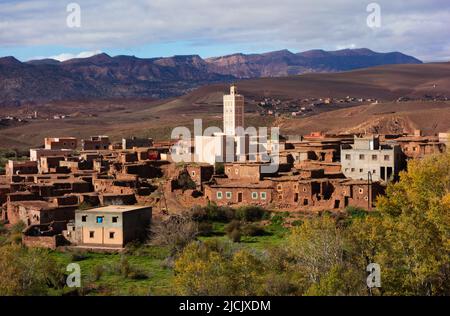 TELOUET, MAROC - 22 NOVEMBRE 2018 les maisons rouges du village et la mosquée blanche Banque D'Images