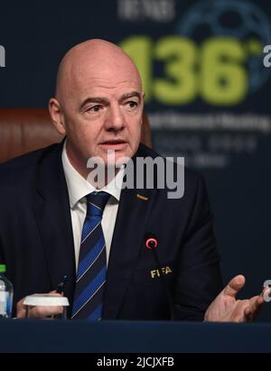 Doha, Qatar. 13th juin 2022. Le président de la FIFA, Gianni Infantino, prend la parole lors d'une conférence de presse à l'occasion de l'assemblée générale annuelle 136th du Conseil de l'Association internationale de football (IFAB) à Doha, capitale du Qatar, à 13 juin 2022. Credit: Nikku/Xinhua/Alay Live News Banque D'Images