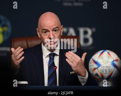 Doha, Qatar. 13th juin 2022. Le président de la FIFA, Gianni Infantino, prend la parole lors d'une conférence de presse à l'occasion de l'assemblée générale annuelle 136th du Conseil de l'Association internationale de football (IFAB) à Doha, capitale du Qatar, à 13 juin 2022. Credit: Nikku/Xinhua/Alay Live News Banque D'Images