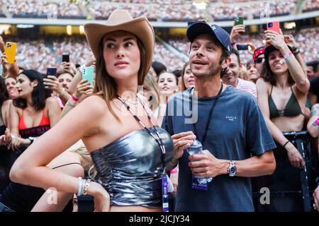 Valentino Rossi et Francesca Sofia Novello sont vus au concert de Cesare Cremonini au Stadio Giuseppe Meazza à San Siro, à Milan, en Italie, sur 13 juin 2022. Banque D'Images