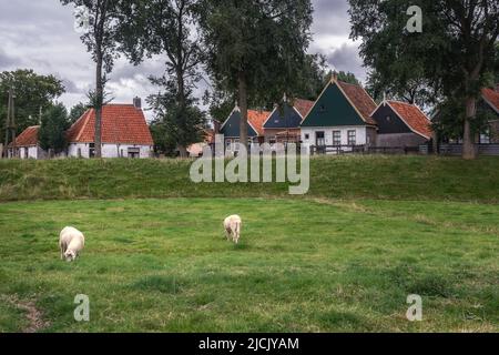 Enkhuizen, pays-Bas - 18 août,2021: Dans le musée en plein air lors d'une journée d'été nuageux. Banque D'Images