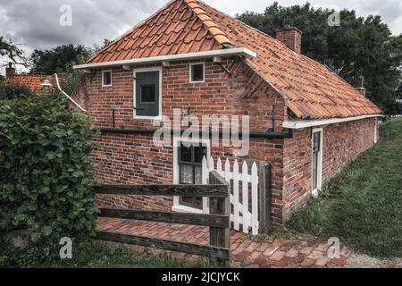 Enkhuizen, pays-Bas - 18 août,2021: Un petit chalet de pêcheurs dans le musée Zuiderzee d'Enkhuizen. Banque D'Images