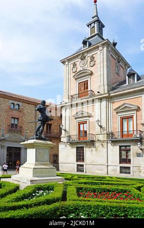 Plaza de la Villa avec le Monument à Álvaro de Bazán (fabriqué par Mariano Benlliure), amiral espagnol à Madrid Espagne. Banque D'Images