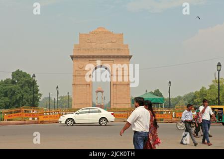 La porte de l'Inde en avant-plan de la circulation routière à New Delhi, Delhi, Inde. Banque D'Images