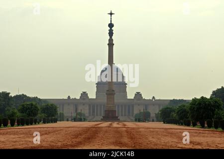 La colonne de Jaipur dans la cour avec Rashtrapati Bhavan, la résidence officielle du Président de l'Inde, est dans le fond à New Delhi, Delhi, Inde. Banque D'Images