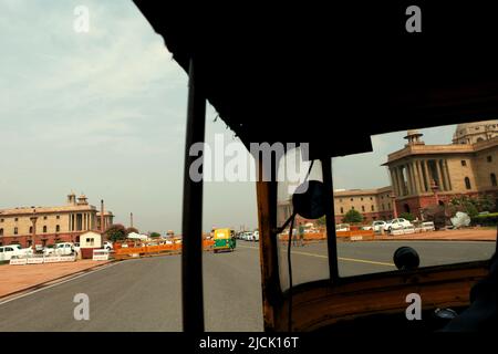 Une vue du boulevard Rajpath, vu d'un autorickshaw en mouvement à New Delhi, Delhi, Inde. Banque D'Images