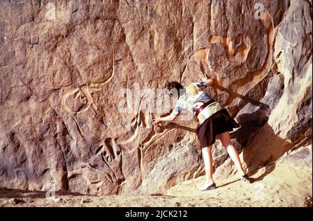 Sculptures rupestres préhistoriques, près de Djanet, Algérie, Afrique du Nord 1973 Parc national de Tassili n'Ajjer Banque D'Images