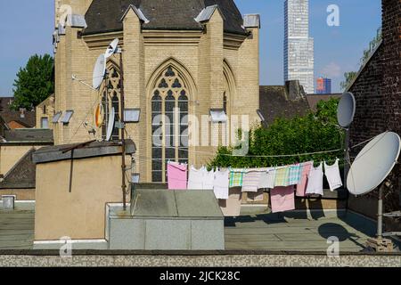 Sur le toit d'un ancien bâtiment à Cologne, les résidents suspendent la blanchisserie pour sécher. Cologne, Rhénanie-du-Nord-Westphalie, Allemagne, 22.5.22 Banque D'Images