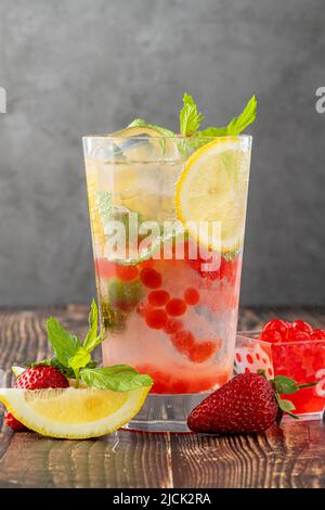 Mojito à la fraise et au boba Banque D'Images