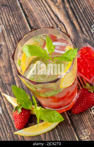 Mojito à la fraise et au boba Banque D'Images