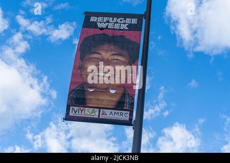 Adélaïde Australie, 14 juin 2022. Des photos de réfugiés australiens sont affichées sur des bannières sur Victoria Square Adelaide dans le cadre de la semaine des réfugiés du 19-25 juin. La semaine des réfugiés est une célébration annuelle qui informe le public des réfugiés et célèbre leurs contributions. Le thème de 2022 est guérison. Credit. amer ghazzal/Alamy Live News Banque D'Images