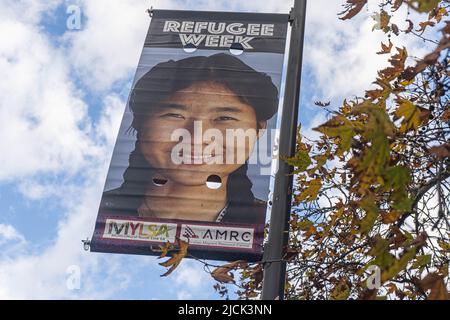 Adélaïde Australie, 14 juin 2022. Des photos de réfugiés australiens sont affichées sur des bannières sur Victoria Square Adelaide dans le cadre de la semaine des réfugiés du 19-25 juin. La semaine des réfugiés est une célébration annuelle qui informe le public des réfugiés et célèbre leurs contributions. Le thème de 2022 est guérison. Credit. amer ghazzal/Alamy Live News Banque D'Images