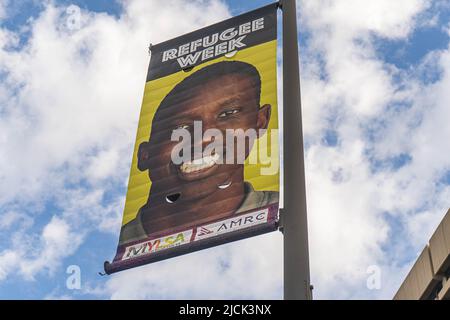 Adélaïde Australie, 14 juin 2022. Des photos de réfugiés australiens sont affichées sur des bannières sur Victoria Square Adelaide dans le cadre de la semaine des réfugiés du 19-25 juin. La semaine des réfugiés est une célébration annuelle qui informe le public des réfugiés et célèbre leurs contributions. Le thème de 2022 est guérison. Credit. amer ghazzal/Alamy Live News Banque D'Images