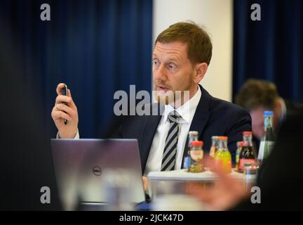 Radebeul, Allemagne. 14th juin 2022. Michael Kretschmer (CDU), ministre-président de la Saxe, ouvre la réunion budgétaire du Cabinet saxon sur le double budget dans un hôtel. Crédit : Robert Michael/dpa/Alay Live News Banque D'Images