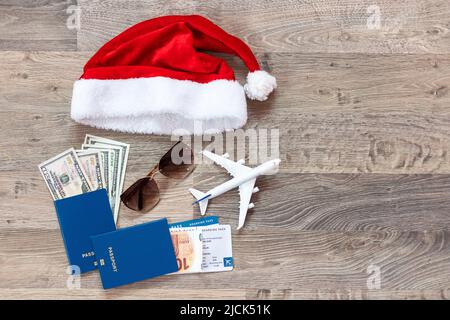 passeport, avion jouet et chapeau de père noël rouge Banque D'Images