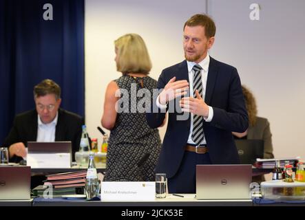 Radebeul, Allemagne. 14th juin 2022. Michael Kretschmer (CDU), ministre-président de la Saxe, ouvre la réunion budgétaire du Cabinet saxon sur le double budget dans un hôtel. Crédit : Robert Michael/dpa/Alay Live News Banque D'Images