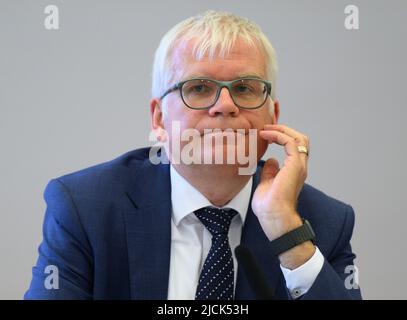 Radebeul, Allemagne. 14th juin 2022. Hartmut Vorjohann (CDU), ministre des Finances de Saxe, siège dans un hôtel avant le début de la réunion budgétaire du cabinet saxons sur le double budget. Crédit : Robert Michael/dpa/Alay Live News Banque D'Images