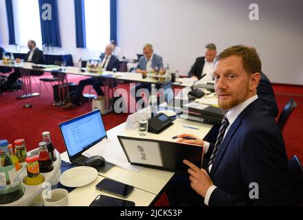 Radebeul, Allemagne. 14th juin 2022. Michael Kretschmer (CDU), Premier ministre de Saxe, siège dans un hôtel avant le début de la réunion budgétaire du cabinet saxon sur le double budget. Crédit : Robert Michael/dpa/Alay Live News Banque D'Images