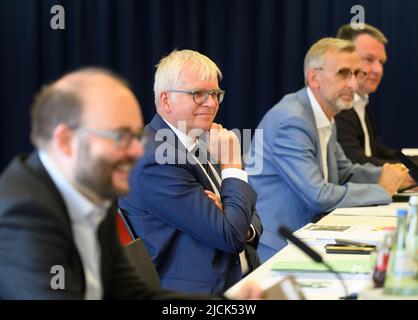 Radebeul, Allemagne. 14th juin 2022. Hartmut Vorjohann (CDU, 2nd de gauche), ministre des Finances de Saxe, siège entre Christian Piwarz (CDU, l-r), ministre de l'éducation de Saxe, Armin Schuster (CDU), ministre de l'intérieur de Saxe, Et Christian Hartmann (CDU), chef de groupe parlementaire au Parlement de l'État de Saxe, avant le début de la réunion du Cabinet de Saxe sur le double budget dans un hôtel. Crédit : Robert Michael/dpa/Alay Live News Banque D'Images