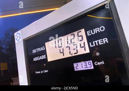 Munich, Allemagne. 14th juin 2022. ARCHIVE PHOTO; la plus haute valeur en 50 ans - calcul officiel - l'inflation monte à 7,9 pour cent! La hausse des prix du carburant, des aliments plus chers et des coûts énergétiques toujours plus élevés - l'inflation en Allemagne est plus élevée qu'elle ne l'a été depuis l'hiver 1973. Les experts sont inquiets. Image thématique, photo symbolique; diesel plus cher que jamais, distributeur après ravitaillement, montre plus de 100 euros pour 47 litres de diesel, prix de l'essence à des niveaux records. Credit: dpa/Alay Live News Banque D'Images