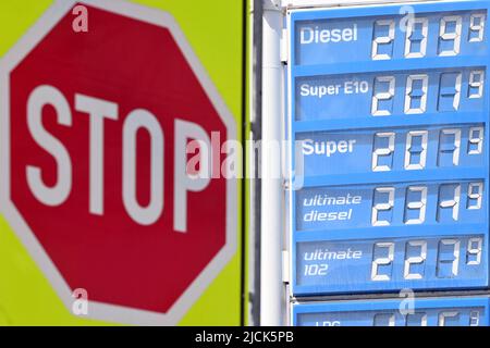 Carburant. 4th avril 2022. ARCHIVE PHOTO: La plus haute valeur pour 50 ans - calcul officiel - l'inflation monte à 7,9 pour cent! La hausse des prix du carburant, des aliments plus chers et des coûts énergétiques toujours plus élevés - l'inflation en Allemagne est plus élevée qu'elle ne l'a été depuis l'hiver 1973. Les experts sont inquiets. Photo à thème; prix du carburant en Allemagne. Prix de l'essence à des niveaux records. La raison en est la hausse du prix du pétrole brut, qui peut être attribuée à la guerre en Ukraine. Une station-service à Munich sur 4 avril 2022 avec les prix pour tous les types de carburant. Credit: dpa/Alay Live News Banque D'Images
