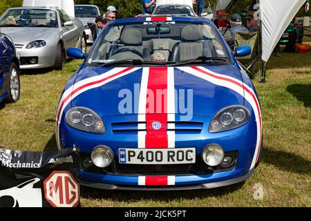 Vue de face d'un Bleu, 2004, MG TF, sur l'affichage au salon de voiture Deal Classic 2022 Banque D'Images