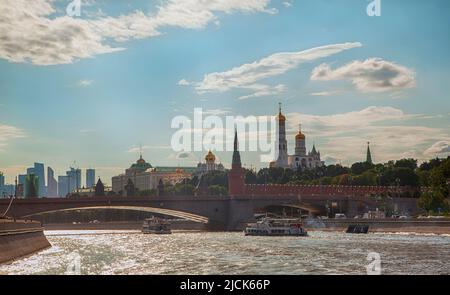Panorama du Kremlin de Moscou en été, site populaire, Moscou, Russie, Europe Banque D'Images
