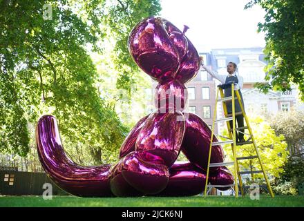 La sculpture de l’artiste Jeff Koons Balloon Monkey (Magenta), 2006-13, avec une estimation de 6 000 000 à 10 000 000 livres sterling exposés sur la place St James, Londres, avant d’être vendue par Christie's pour recueillir des fonds pour l’aide humanitaire à l’Ukraine. Date de la photo: Mardi 14 juin 2022. Banque D'Images