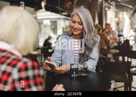 Femmes urbaines pendant le café Banque D'Images