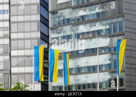 Solidarité avec l'Ukraine. Des drapeaux ukrainiens sont suspendus au Mediapark de Cologne, Cologne, Allemagne, 22.5.22 Banque D'Images