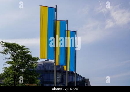 Solidarité avec l'Ukraine. Des drapeaux ukrainiens sont suspendus au Mediapark de Cologne, Cologne, Allemagne, 22.5.22 Banque D'Images