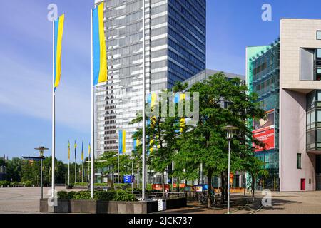 Solidarité avec l'Ukraine. Des drapeaux ukrainiens sont suspendus au Mediapark de Cologne, Cologne, Allemagne, 22.5.22 Banque D'Images